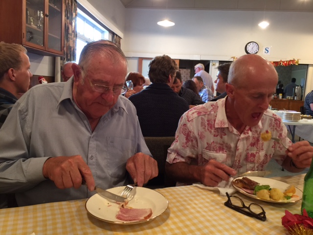 Good food, fine wine and some bridge: Ari and Peter look like they enjoyed it